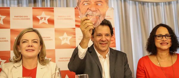 Candidato a vice-presidente pelo PT, Fernando Haddad posa para foto com máscara do ex-presidente Lula em Brasília - Sputnik Brasil