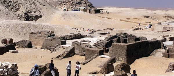 Arqueólogos e trabalhadores são vistos no local dos túmulos de 3.500 anos perto da pirâmide de Saqqara, no Egito, a cerca de 30 km a sul de Cairo, em 6 de junho de 2002 (imagem referencial) - Sputnik Brasil