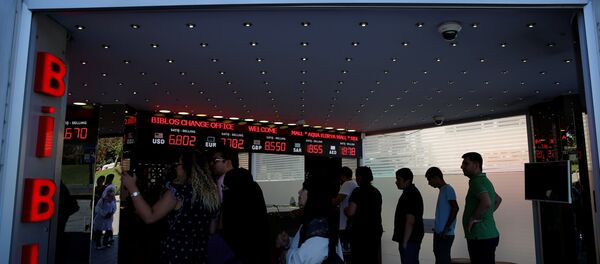 Pessoas trocando dinheiro em uma casa de câmbio em Istambul, Turquia, em 13 de agosto de 2018 Pessoas trocando dinheiro em uma casa de câmbio em Istambul, Turquia, em 13 de agosto de 2018 - Sputnik Brasil