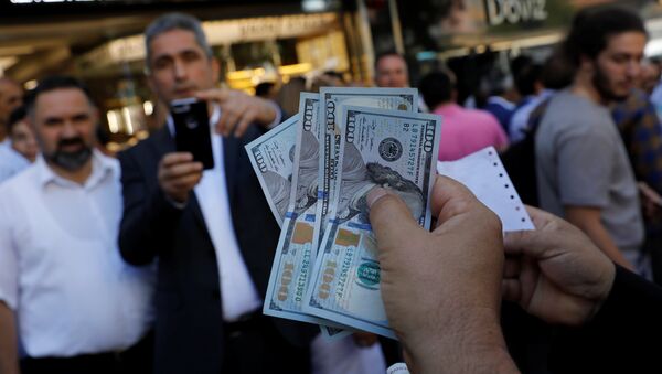 Um empresário segurando dólares EUA posa para seu amigo na frente de um escritório de troca de moeda em resposta à chamada do presidente turco Tayyip Erdogan. - Sputnik Brasil
