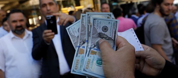 Um empresário segurando dólares EUA posa para seu amigo na frente de um escritório de troca de moeda em resposta à chamada do presidente turco Tayyip Erdogan. - Sputnik Brasil
