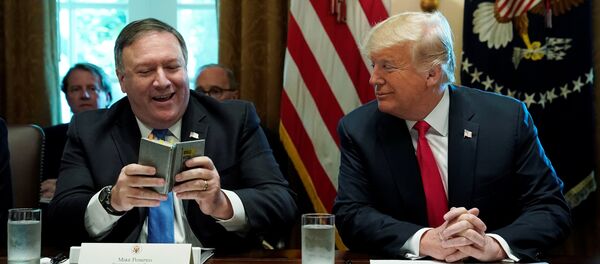 O Secretário de Estado, Mike Pompeo, ao lado do presidente dos EUA, Donald Trump durante reunião de gabinete em Washington (agosto de 2018) - Sputnik Brasil