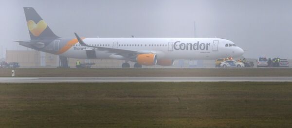 Airbus A321 da companhia aérea alemã Condor no aeroporto de Budapeste, na Hungria (arquivo) Airbus A321 da companhia aérea alemã Condor no aeroporto de Budapeste, na Hungria (arquivo) - Sputnik Brasil