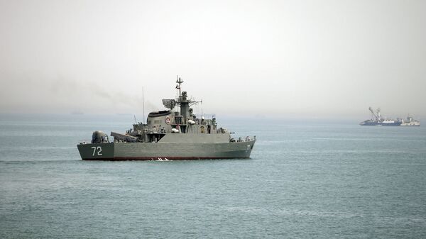 Navio de guerra iraniano Alborz se prepara antes de deixar as águas do Irã, no Estreito de Ormuz. - Sputnik Brasil