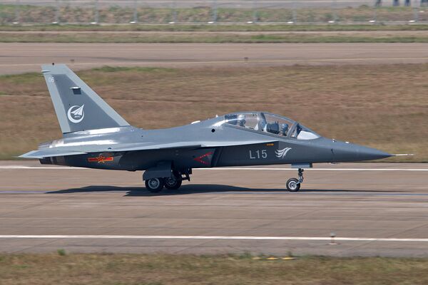 Caça de treinamento avançado chinês L-15 Falcon - Sputnik Brasil