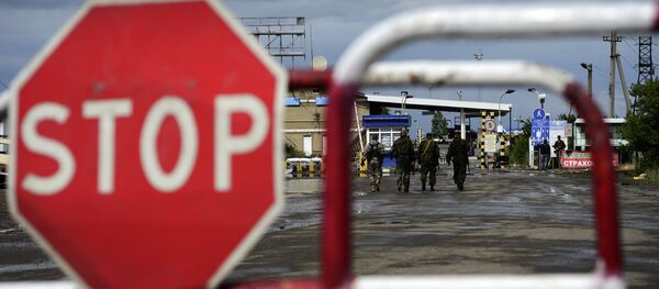Ponto de passagem da fronteira Izvarino na região de Lugansk após tiroteio, 21 de junho de 2014 Ponto de passagem da fronteira Izvarino na região de Lugansk após tiroteio, 21 de junho de 2014 - Sputnik Brasil