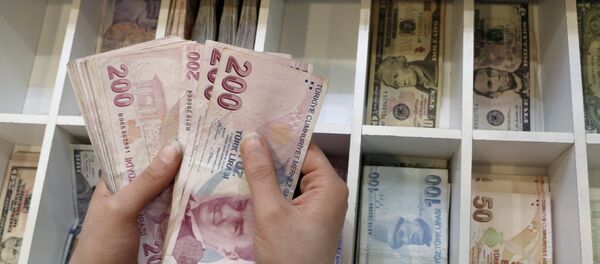 Funcionário conta notas de lira turca em casa de câmbio de Istambul, Turquia. Funcionário conta notas de lira turca em casa de câmbio de Istambul, Turquia. - Sputnik Brasil
