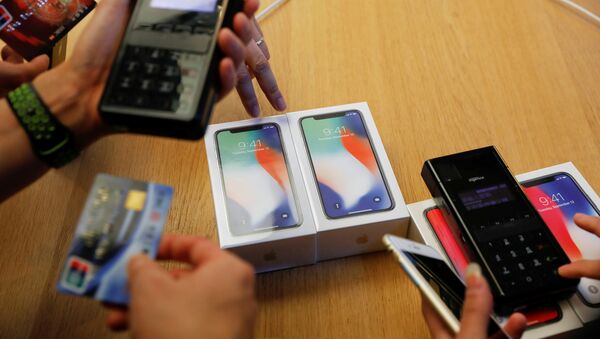 Novos telefones iPhone X são comprados em uma loja da Apple em Pequim, China, em 3 de novembro de 2017 - Sputnik Brasil