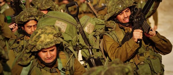 Soldados israelenses caminham em direção ao norte da Faixa de Gaza Soldados israelenses caminham em direção ao norte da Faixa de Gaza - Sputnik Brasil