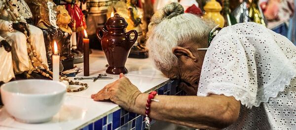 Uma senhora idosa durante ritual religioso de matriz africana. - Sputnik Brasil