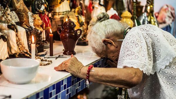 Uma senhora idosa durante ritual religioso de matriz africana. - Sputnik Brasil