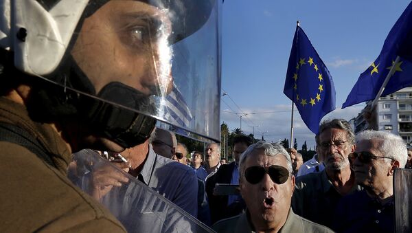 Manifestantes pró-UE pedem ao governo grego para fechar um acordo com credores internacionais e garanta o futuro da Grécia na zona do euro em Atenas (foto de arquivo) - Sputnik Brasil