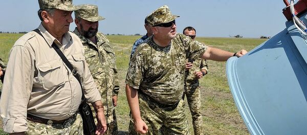 Сhefe do Conselho Nacional de Segurança e Defesa da Ucrânia, Aleksandr Turchinov, observa os lancamentos de teste do míssil de cruzeiro da produção ucraniana - Sputnik Brasil