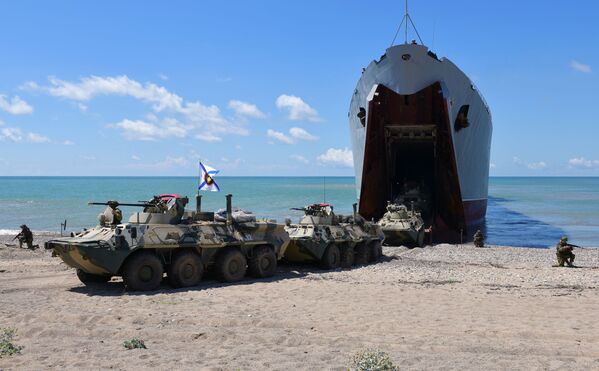 Navio de desembarque anfíbio Nikolai Filchenkov durante exercícios táticos na Abkházia, ao norte da Geórgia, em 16 de agosto de 2018 - Sputnik Brasil