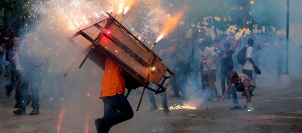 Homem corre com um touro encuetado, uma estrutura que se assemelha a um touro e emite fogos de artifício explodindo, durante um celebração na Nicarágua em 14 de agosto de 2018 - Sputnik Brasil