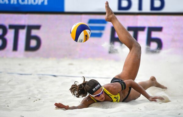 Atleta alemã, Chantal Labour, na partida entre Alemanha e Suíça para o terceiro lugar no Mundial de Vôlei de Praia, em 16 de agosto de 2018 - Sputnik Brasil