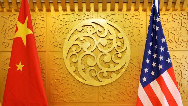 Bandeira chinesa e norte-americana são expostas para reunião durante a visita da Secretária de Transportes dos EUA, Elaine Chao, no Ministério dos Transportes da China em Pequim, em 6 de agosto de 2018 - Sputnik Brasil