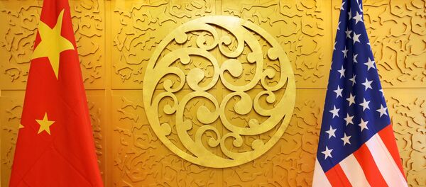 Bandeira chinesa e norte-americana são expostas para reunião durante a visita da Secretária de Transportes dos EUA, Elaine Chao, no Ministério dos Transportes da China em Pequim, em 6 de agosto de 2018 Bandeira chinesa e norte-americana são expostas para reunião durante a visita da Secretária de Transportes dos EUA, Elaine Chao, no Ministério dos Transportes da China em Pequim, em 6 de agosto de 2018 - Sputnik Brasil