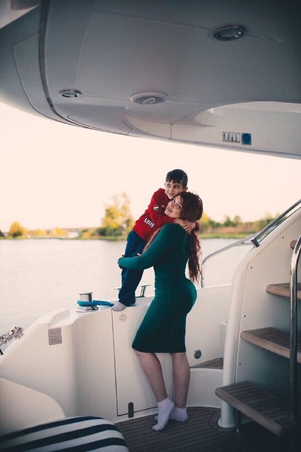 Modelo russa plus size Yulia Rybakova com seu filho David - Sputnik Brasil