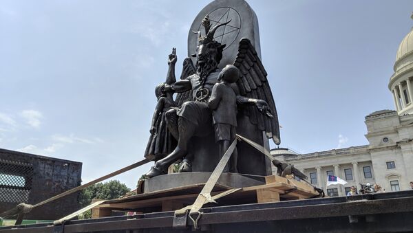Estátua de Baphomet instalada em frente ao Capitólio de Arkansas na quinta-feira (16), durante manifestação por liberdade religiosa. - Sputnik Brasil