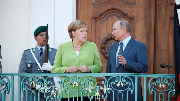 German Chancellor Angela Merkel and Russian President Vladimir Putin give statements ahead of a meeting at the German government guest house Meseberg Palace in Gransee, Germany August 18, 2018. - Sputnik Brasil
