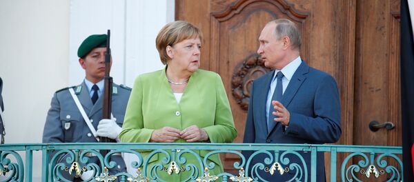 German Chancellor Angela Merkel and Russian President Vladimir Putin give statements ahead of a meeting at the German government guest house Meseberg Palace in Gransee, Germany August 18, 2018. German Chancellor Angela Merkel and Russian President Vladimir Putin give statements ahead of a meeting at the German government guest house Meseberg Palace in Gransee, Germany August 18, 2018. - Sputnik Brasil