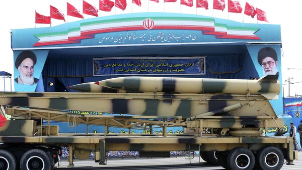 Mísseis são exibidos pelo exército iraniano em um desfile milita no Dia Nacional do Exército - Sputnik Brasil
