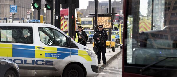 Policiais cercam o território perto do Parlamento do Reino Unido em Londres, onde um homem atacou um policial e pedestres. - Sputnik Brasil
