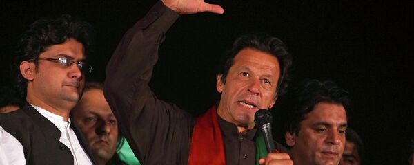 Imran Khan em discurso anti-governista realizado em Islamabad em 2014. - Sputnik Brasil