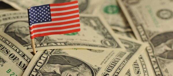 Bandeira americana no meio de dólares dos EUA - Sputnik Brasil