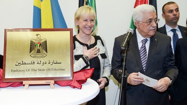 Palestinian President Mahmoud Abbas gives a speech as Swedish Foreign Minister Margot Wallstrom looks on during the inauguration of the Embassy of The State Of Palestine in central Stockholm, Sweden, Tuesday, Feb. 10, 2015 - Sputnik Brasil