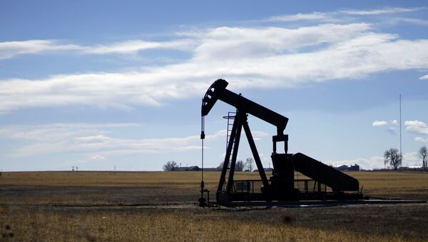 Poço de petróleo nas proximidades da cidade de Denver, nos EUA - Sputnik Brasil