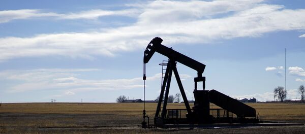 Poço de petróleo nas proximidades da cidade de Denver - Sputnik Brasil