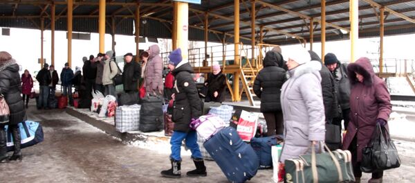 Refugiados ucranianos fazem filas na fronteira com a Rússia Refugiados ucranianos fazem filas na fronteira com a Rússia - Sputnik Brasil