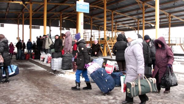 Refugiados ucranianos fazem filas na fronteira com a Rússia - Sputnik Brasil
