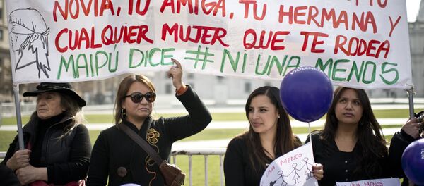 Mulheres protestam contra feminicídio em Santiago, no Chile - Sputnik Brasil