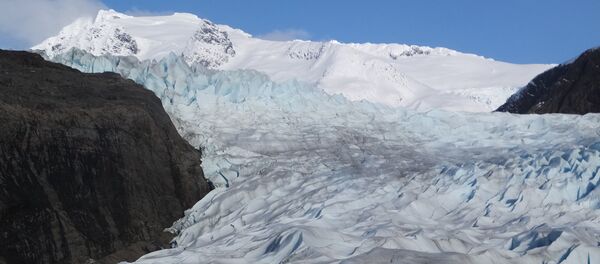 Montanhas cobertas de neve atrás da geleira Mendenhall, em Juneau (Alasca), 15 de fevereiro de 2016 - Sputnik Brasil