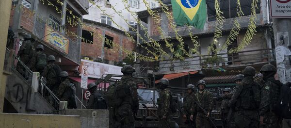 Soldados patrulham favela do Chapéu da Mangueira, no Rio de Janeiro em 21 de junho de 2018. Quase 2 mil soldados foram empregados em uma operação surpresa do local, como parte da Intervenção Federal. - Sputnik Brasil