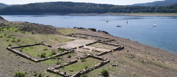Fundação das paredes de edifícios antigos aparece à margem do rio Edwards em Waldeck (Alemanha), devido ao baixo nível de água por causa de um período de seca, em 16 de agosto de 2018 - Sputnik Brasil