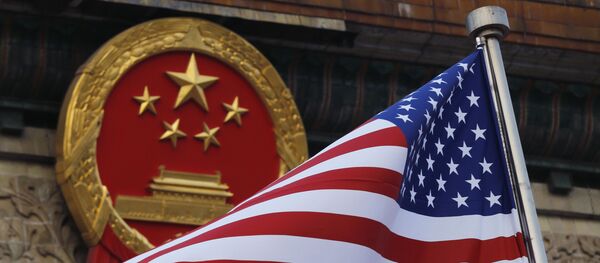 Bandeira dos EUA no fundo do emblema chinês em Pequim, em 9 de novembro de 2017 - Sputnik Brasil