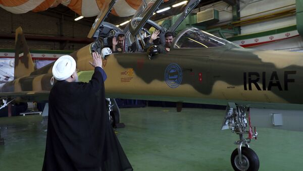 Presidente iraniano, Hassan Rouhani, saudando os pilotos do primeiro caça produzido no país antes da cerimônia de inauguração, Teerã, 21 de agosto de 2018 - Sputnik Brasil