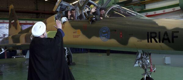 Presidente iraniano, Hassan Rouhani, saudando os pilotos do primeiro caça produzido no país antes da cerimônia de inauguração, Teerã, 21 de agosto de 2018 - Sputnik Brasil