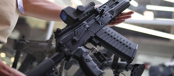 Consórcio russo Kalashnikov demonstra um dos seus últimos avanços – o fuzil de assalto AK-308 com mira dióptrica e coronha retrátil regulável - Sputnik Brasil
