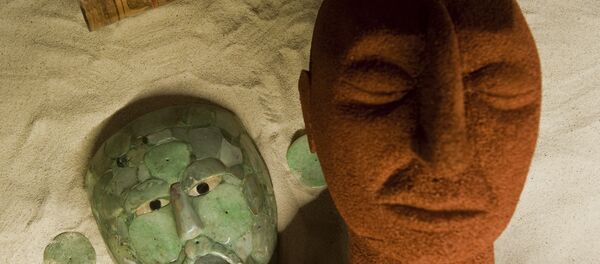 Réplica de uma tumba maia cercada por uma máscara de jade e joias de um rei maia, durante a exposição Rostos da Divindade no Museu Nacional de Antropologia e História, na Cidade do México, 12 de agosto de 2010 (imagem referencial) - Sputnik Brasil