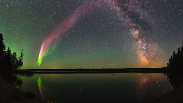 Fenômeno STEVE sobre um lago na província de Manitoba, Canadá - Sputnik Brasil