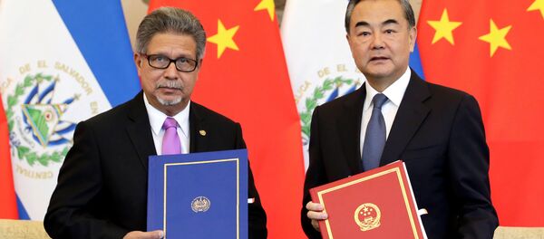 Ministro das Relações Exteriores de El Salvador, Carlos Castaneda, e o chanceler da China, Wang Yi, durante cerimônia de estabelecimento das relações diplomáticas entre os dois países - Sputnik Brasil
