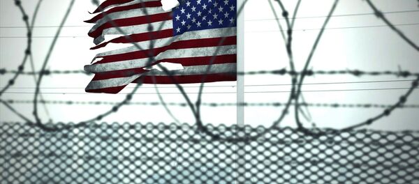 Bandeira dos EUA atrás de arame farpado - Sputnik Brasil