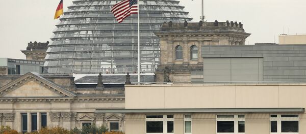 Bandeira americana no topo da embaixada americana em frente ao Parlamento alemão, em Berlin Bandeira americana no topo da embaixada americana em frente ao Parlamento alemão, em Berlin - Sputnik Brasil