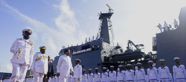 O presidente do Sri Lanka, Maithripala Sirisena, inspeciona a guarda de honra de marinheiros durante o comissionamento de uma nova embarcação de patrulha no porto de Colombo, em 2 de agosto de 2017 - Sputnik Brasil