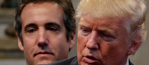 O advogado Michael Cohen ao lado do então candidato republicano à presidência, Donald Trump em uma foto clicada em Ohio, setembro de 2016. - Sputnik Brasil